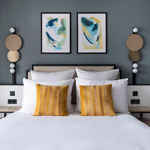 Mittelgroßes Zimmer mit Kingsize-Bett